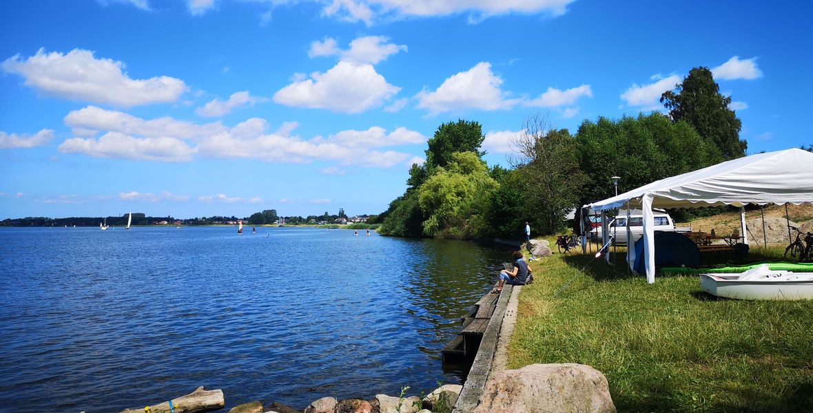 Schlei und Ufer in Sundsacker mit Schäfchenwolken