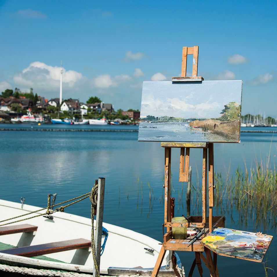 eine Staffelei steht an der Schlei