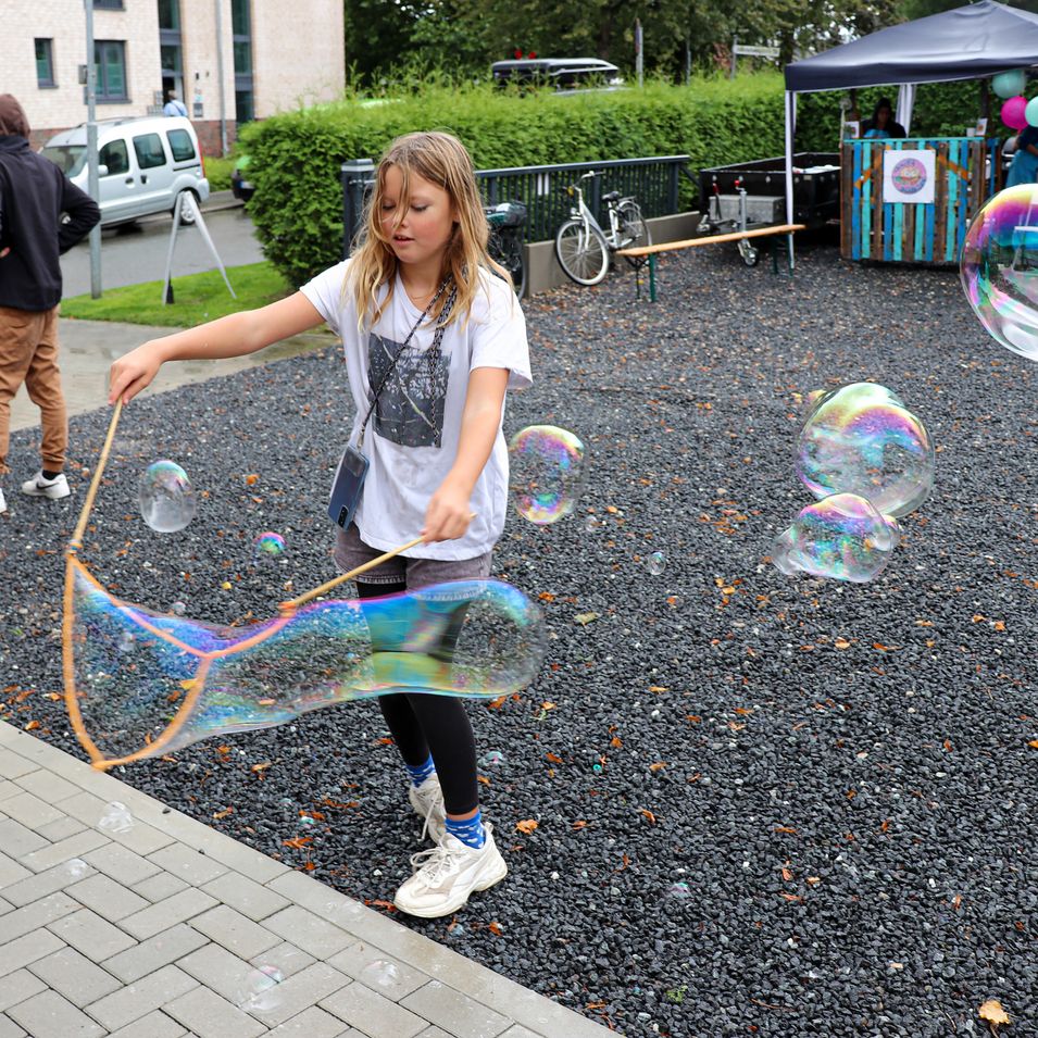 mit großen Seifenblasen experimentieren